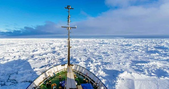 Rosyjski statek naukowo-badawczy "Akademik Szokalskij" ugrzązł w grubej krze lodowej u wybrzeży wschodniej Antarktydy, na południe od Tasmanii. Dotychczasowe próby uwolnienia go nie przyniosły rezultatów - poinformowały władze australijskie.   