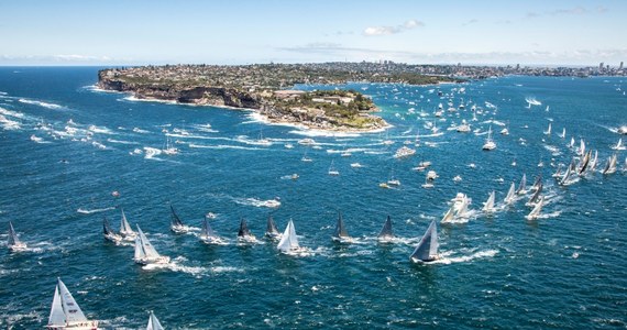 Australijski jacht "Wild Oats XI", z 21-osobową załogą, jako pierwszy ukończył 69. regaty Sydney-Hobart, odnosząc siódme zwycięstwo w tym słynnym żeglarskim klasyku. Dystans 628 mil (w linii prostej) pokonał w 2 dni 6 godzin 7 minut 27 sekund. 