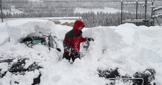 W ciągu ostatnich 12 godzin w Szwajcarii spadło ponad metr śniegu. Wiele dróg i szlaków kolejowych jest nieprzejezdnych. W Alpach w trakcie śnieżycy zginęły cztery osoby. Dziś znowu ma padać śnieg.