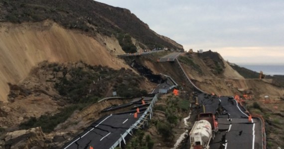 W północno-zachodnim Meksyku zapadła się autostrada łącząca miasto Ensenada z Tijuaną. Ratownicy przez kilka godzin usiłowali wyciągnąć kierowcę ciężarówki uwięzionej w zapadlisku.