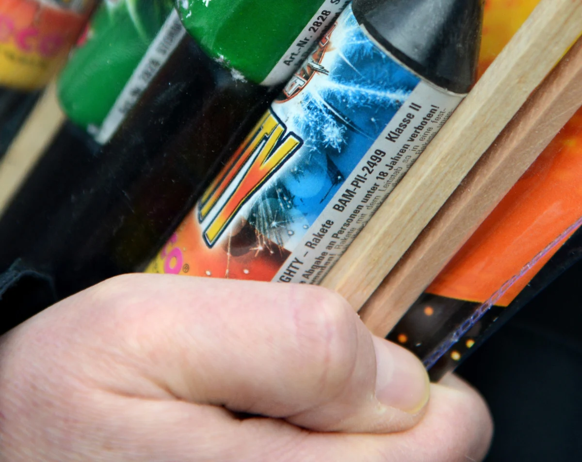 Przed Nowym Rokiem coraz więcej osób odpala petardy, rakiety i pochodnie, które są nieodłącznym elementem sylwestrowej zabawy. Takie zakupy róbmy w sprawdzonych miejscach i zachowajmy szczególną ostrożność przy ich odpalaniu - apeluje rzecznik straży pożarnej Paweł Frątczak. 