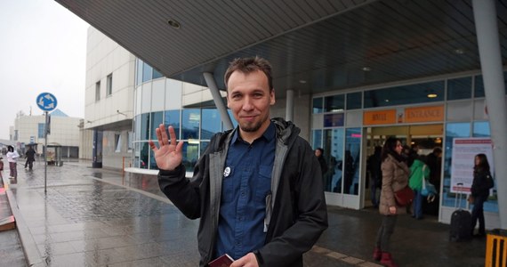 Przed godz. 16 na warszawskim lotnisku wylądował samolot z Tomaszem Dziemianczukiem na pokładzie. To ostatni z objętych amnestią działaczy Greenpeace'u aresztowanych po akcji na Morzu Barentsa. Na Okęciu podziękował wszystkim, którzy przyczynili się do jego powrotu, m.in. mediom. 