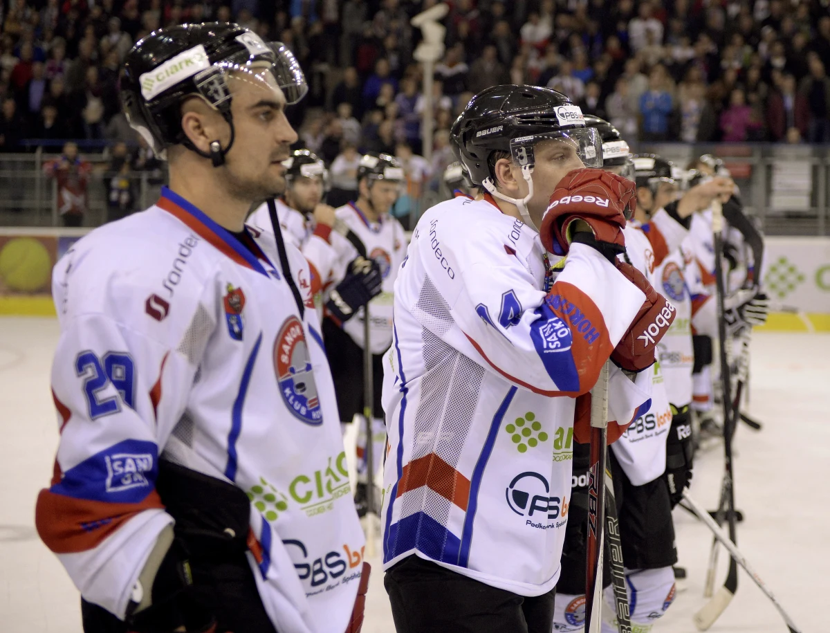 "Trzeba sobie otwarcie powiedzieć, że takich kar się nie daje" – tak napastnik Ciarko PBS Bank KH Sanok Rafał Ćwikła podsumował w rozmowie z RMF FM sytuację z końcówki meczu o hokejowy Puchar Polski. Po faulu Samsona Mahboda na zawodniku Cracovii, grający w przewadze krakowianie zdobyli zwycięskiego gola na sekundę przed końcem dogrywki. 