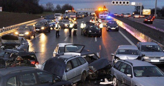 Ponad 50 samochodów zderzyło się na autostradzie A81 między węzłami Zuffenhausen a Feuerbach koło Stuttgartu w Niemczech. Nikt nie zginął, ale rannych zostało 17 osób. Autostrada przez wiele godzin była zablokowana.