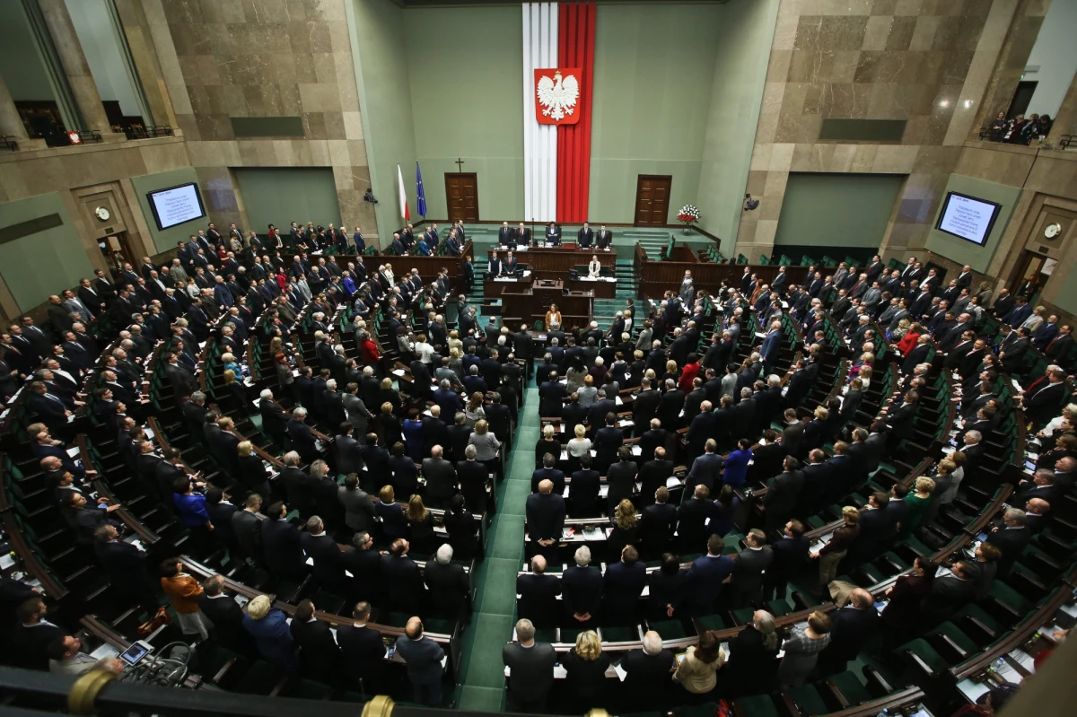 W mijającym 2013 roku Sejm obradował przez 74 dni na 27 posiedzeniach. Posłowie przyjęli 171 ustaw. Zabierali głos prawie 10,5 tys. razy, złożyli blisko 11 tys. interpelacji i 3 tys. zapytań; zadali ponad 270 pytań w sprawach bieżących i wygłosili ok. 900 oświadczeń poselskich. 