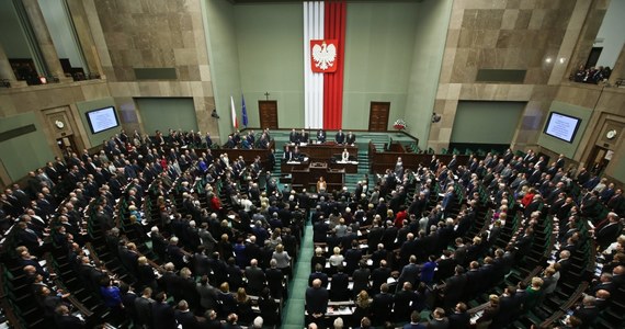 W mijającym 2013 roku Sejm obradował przez 74 dni na 27 posiedzeniach. Posłowie przyjęli 171 ustaw. Zabierali głos prawie 10,5 tys. razy, złożyli blisko 11 tys. interpelacji i 3 tys. zapytań; zadali ponad 270 pytań w sprawach bieżących i wygłosili ok. 900 oświadczeń poselskich. 
