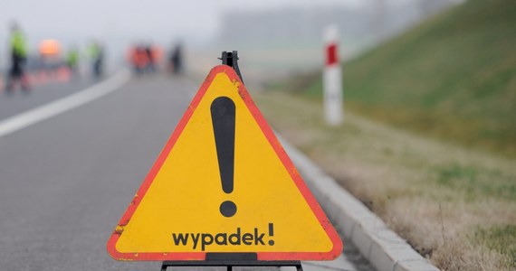 Wypadek na krajowej "45" w miejscowości Wierzbie (woj. opolskie). Samochód osobowy najechał na tył motoroweru. Ciężko ranny został mężczyzna. 