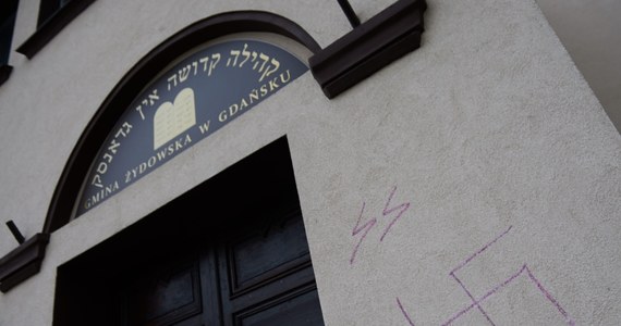O zniszczenie zabytku i propagowanie nazizmu oskarżono 18-letniego gdańszczanina. Mężczyzna w listopadzie namalował na ścianie miejscowej synagogi cztery swastyki.