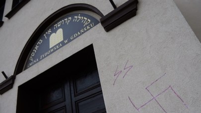 Namalował swastykę na synagodze. 18-latek oskarżony