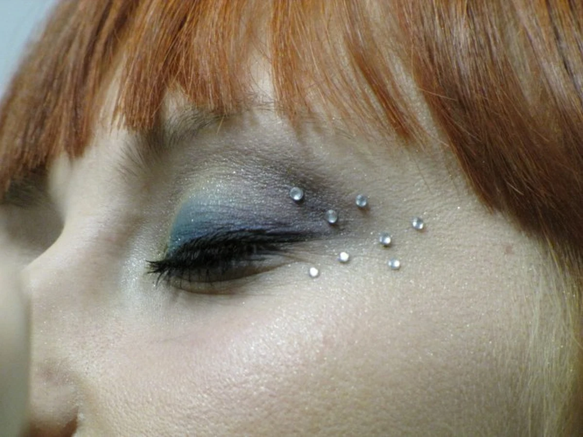 Jeśli masz więcej czasu i chcesz sama wykonać elegancki makijaż sylwestrowy, to skorzystaj z podpowiedzi wizażystki – Magdaleny Stolarek z rawskiego salonu kosmetycznego „Madlen”. Proponowana wersja jest dużo bogatsza, niż ta pierwsza - ekspresowa. Początek jest taki sam.