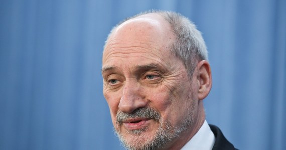 Szef parlamentarnego zespołu ds. wyjaśnienia przyczyn katastrofy smoleńskiej Antoni Macierewicz podkreśla, że bez wyjaśnienia losów próbek pobranych jesienią 2012 roku z foteli samolotu Tu-154M, będą powracać "podejrzenia matactwa" ze strony prokuratury wojskowej.