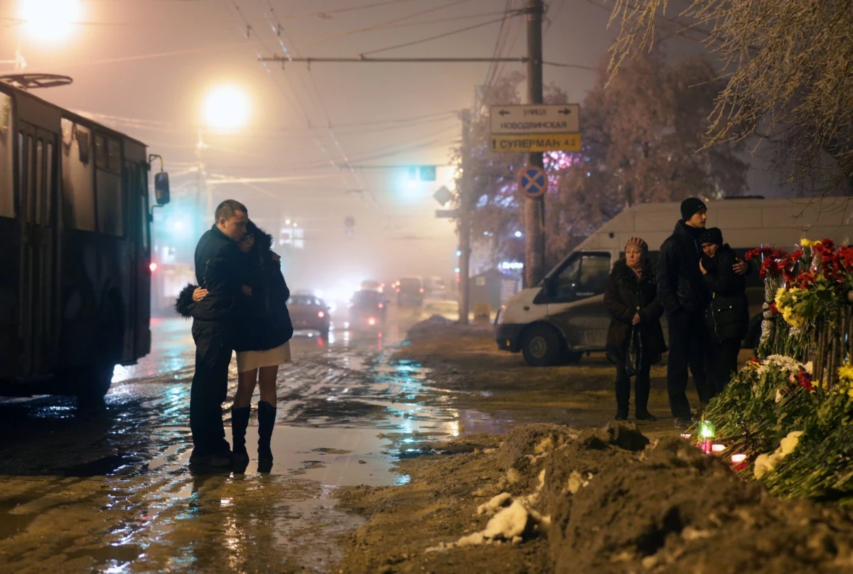 Do 33 wzrosła liczba ofiar dwóch samobójczych zamachów w Wołgogradzie w Rosji. Ponad 100 osób zostało rannych w wybuchach, do jakich doszło na dworcu kolejowym i w trolejbusie. Ostrzeżenie dla Polaków przebywających w Rosji lub planujących wyjazd wydała nasza ambasada w Moskwie. Sami Rosjanie obawiają się, że może dojść do kolejnych aktów terroru. 