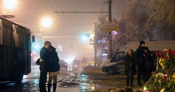 Do 33 wzrosła liczba ofiar dwóch samobójczych zamachów w Wołgogradzie w Rosji. Ponad 100 osób zostało rannych w wybuchach, do jakich doszło na dworcu kolejowym i w trolejbusie. Ostrzeżenie dla Polaków przebywających w Rosji lub planujących wyjazd wydała nasza ambasada w Moskwie. Sami Rosjanie obawiają się, że może dojść do kolejnych aktów terroru. 