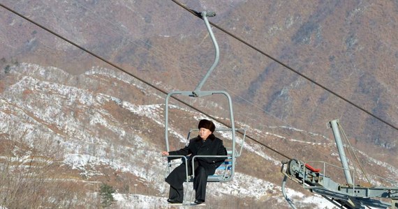 Korea Północna ukończyła budowę pierwszego publicznego kurortu narciarskiego na Przełęczy Masik. Jak podkreślają państwowe media, projekt zainicjowany w zeszłym roku przez przywódcę Kim Dzong Una ma być symbolem modernizacji i postępu kraju. 