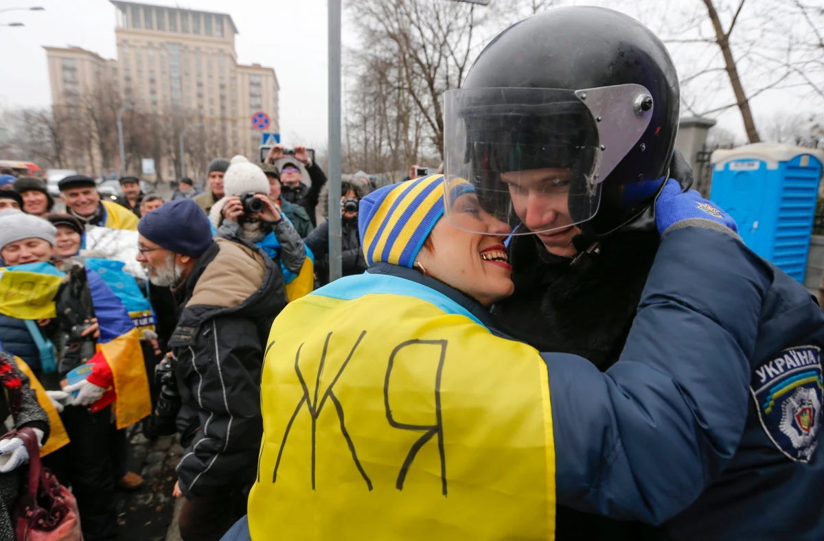 Uczestnicy trwających już drugi miesiąc demonstracji antyrządowych na Majdanie Niepodległości w Kijowie przygotowują się do powitania Nowego Roku. Milicja narzeka na skargi od obywateli, niezadowolonych z niedogodności związanych z długotrwałym protestem. 