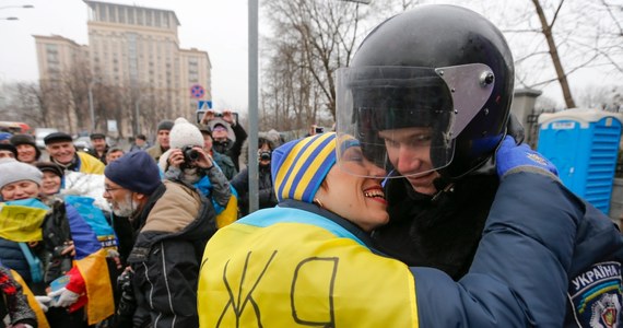 Uczestnicy trwających już drugi miesiąc demonstracji antyrządowych na Majdanie Niepodległości w Kijowie przygotowują się do powitania Nowego Roku. Milicja narzeka na skargi od obywateli, niezadowolonych z niedogodności związanych z długotrwałym protestem. 