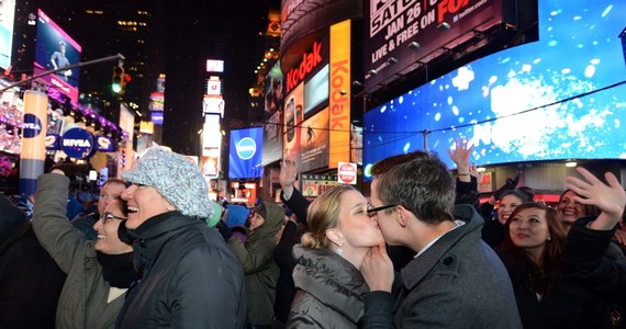 ​Największe gwiazdy, fajerwerki, konfetti i ogromna radość. Milion ludzi zebrało się na nowojorskim Times Square, żeby powitać Nowy Rok.