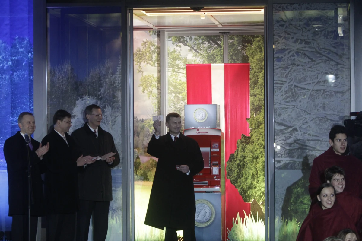 Łotwa jest już w strefie euro. O północy czasu miejscowego, wraz z początkiem 2014 roku, wprowadzona została w tym kraju wspólna europejska waluta. 