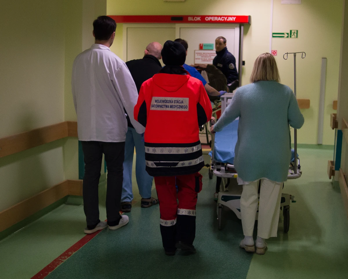 Pijana kobieta w 9. miesiącu ciąży została potrącona przed samochód w Łodzi. Zmarła w szpitalu. Lekarze zdążyli przeprowadzić cesarskie cięcie i teraz walczą o życie noworodka. 