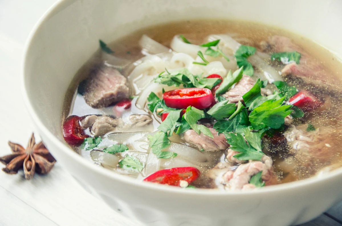 Zupa pho, czyli bardzo esencjonalny, wietnamski rosół, który doda sił po sylwestrowych szaleństwach. Pachnący imbirem, anyżem i goździkami. Dość pracochłonny, ale jego smak zrekompensuje trudy. I postawi na nogi!