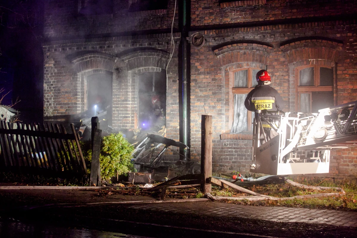 Miasto obiecuje pomoc matce trójki małych dzieci, która w nocnym pożarze w Rudzie Śląskiej prawdopodobnie straciła mieszkanie. Wszystko wskazuje na to, że kamienica nie będzie się już nadawała do zamieszkania. Ostateczną decyzję podejmie nadzór budowlany. 