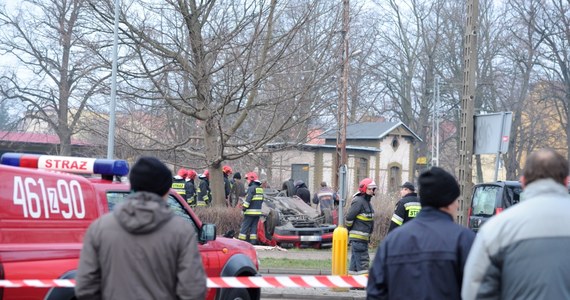 Wojewoda zachodniopomorski obiecuje pomoc rodzinom ofiar tragicznego wypadku w Kamieniu Pomorskim. Wczoraj pijany kierowca zabił tam 6 osób w tym policjanta, jego żonę i dziecko. Dwoje dzieci, w tym jedno w stanie ciężkim, trafiło do szpitala. 