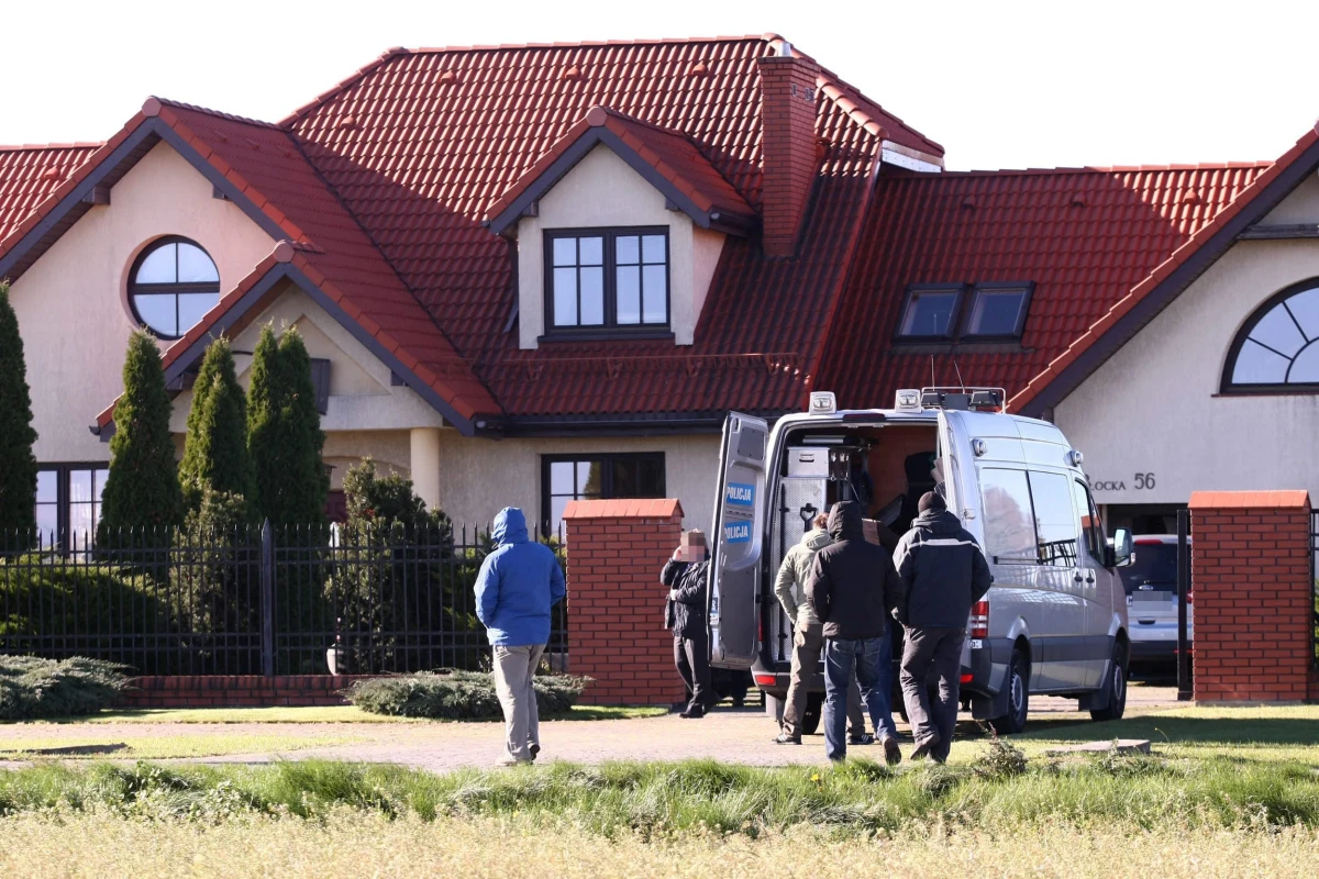 Gdańska Prokuratura Apelacyjna umorzyła śledztwo dotyczące niedopełnienia obowiązków służbowych lub przekroczenia uprawnień przez policjantów z komendy miejskiej w Płocku, wojewódzkiej w Radomiu oraz Komendy Głównej, a także śledczego z Prokuratury Rejonowej w Olsztynie, którzy zajmowali się sprawą porwania Krzysztofa Olewnika. Powody to przedawnienia, nie wykrycie sprawców lub brak znamion przestępstwa. Do końca czerwca przedłużone zostało natomiast śledztwo dotyczące 8 podejrzanych osób, które są powiązane z porwaniem.