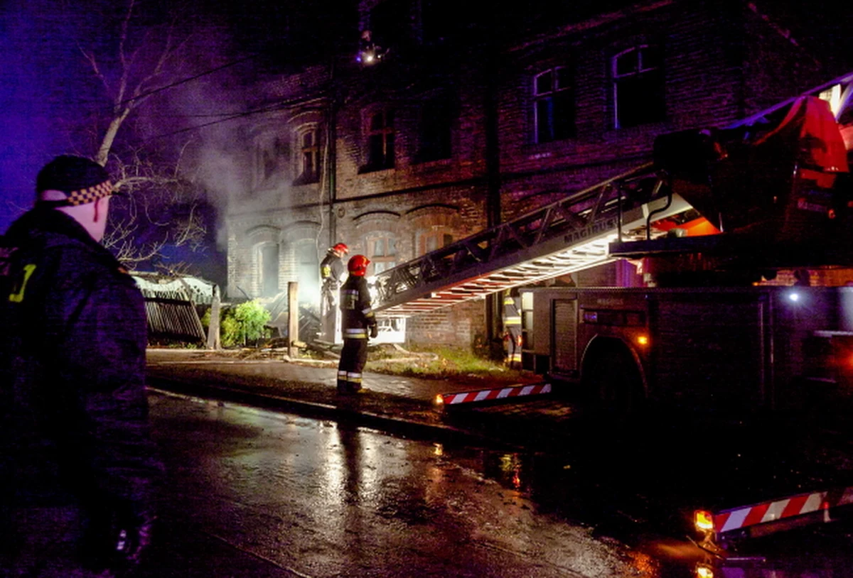 Źródłem pożaru w kamienicy w Rudzie Śląskiej mogła być wadliwie działająca kuchenka gazowa - wynika z wstępnej opinii biegłego. W pożarze, do którego doszło w sylwestrową noc, zginęły cztery osoby. Według nadzoru budowlanego, kamienica nie nadaje się do zamieszkania. 