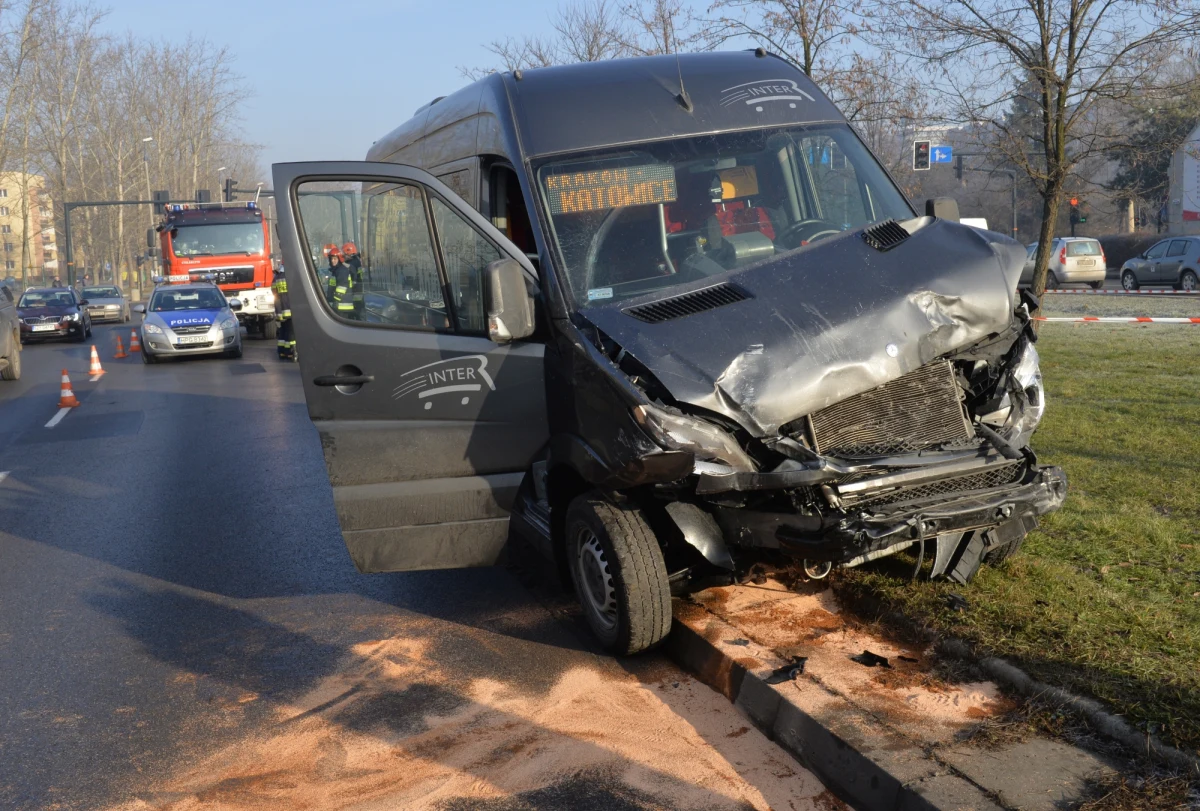 Na ulicy Armii Krajowej w Krakowie rejsowy bus zderzył się z samochodem osobowym. Rannych zostało 8 osób, w tym dwie ciężko. 