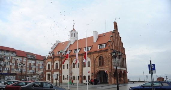 Na budynkach instytucji publicznych w Kamieniu Pomorskim opuszczono do połowy flagi z kirem. Wczoraj pijany kierowca spowodował wypadek, w którym zginęło sześć osób, a dwie zostały ranne.