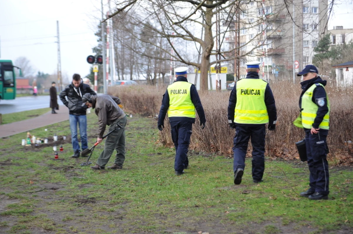 Pasażerka czerwonego bmw, którym pijany kierowca wjechał w grupę pieszych w Kamieniu Pomorskim i zabił 6 osób, nie potwierdziła prokuratorom, że mężczyzna zrobił to z premedytacją. Śledczy nie wykluczają jednak takiego scenariusza - dowiedziała się reporterka RMF FM Aneta Łuczkowska. 
