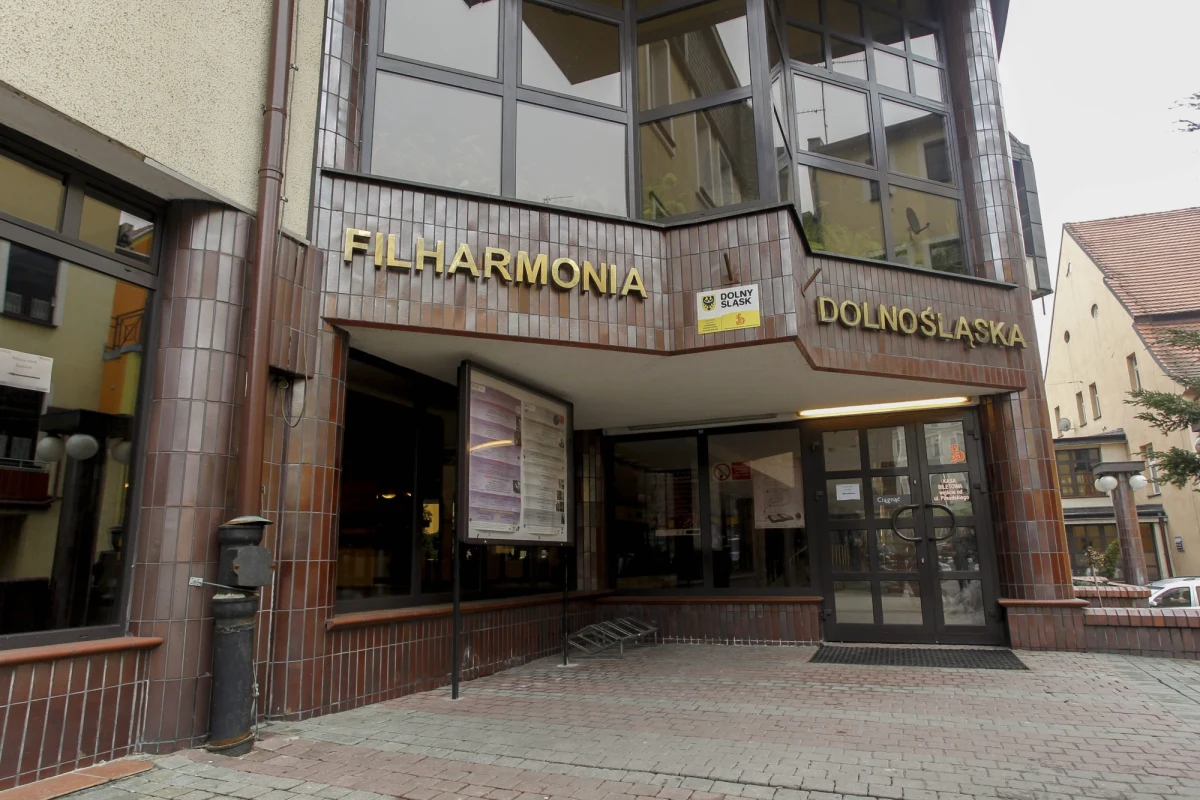 Do sądu w Jeleniej Górze trafił akt oskarżenia ws. 29-letniego Michała M. Mężczyzna w marcu ubiegłego roku zabił pracownika ochrony tamtejszej filharmonii oraz młodą harfistkę. Kobieta przyjechała z Warszawy na koncert. 
