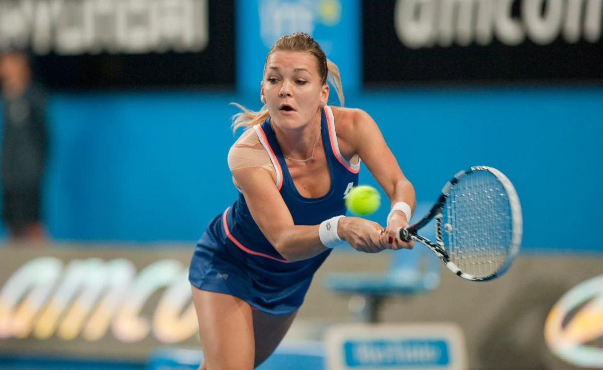 Polska remisuje z Australią 1:1 w spotkaniu grupy A tenisowego Pucharu Hopmana, nieoficjalnych mistrzostw świata drużyn mieszanych w Perth. Po porażce Grzegorza Panfila z Bernardem Tomicem 1:6, 4:6, Agnieszka Radwańska pokonała Samanthę Stosur 3:6, 6:4, 6:3.