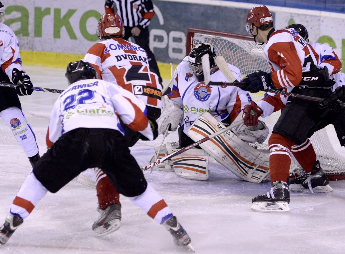 Lokaut w polskim hokeju dobiegł końca. "W piątek rozpoczynamy na nowo rozgrywki" - powiedział RMF FM prezes Aksam Unii Oświęcim Artur Januszyk. "Robimy to dla kibiców" - podkreślił.