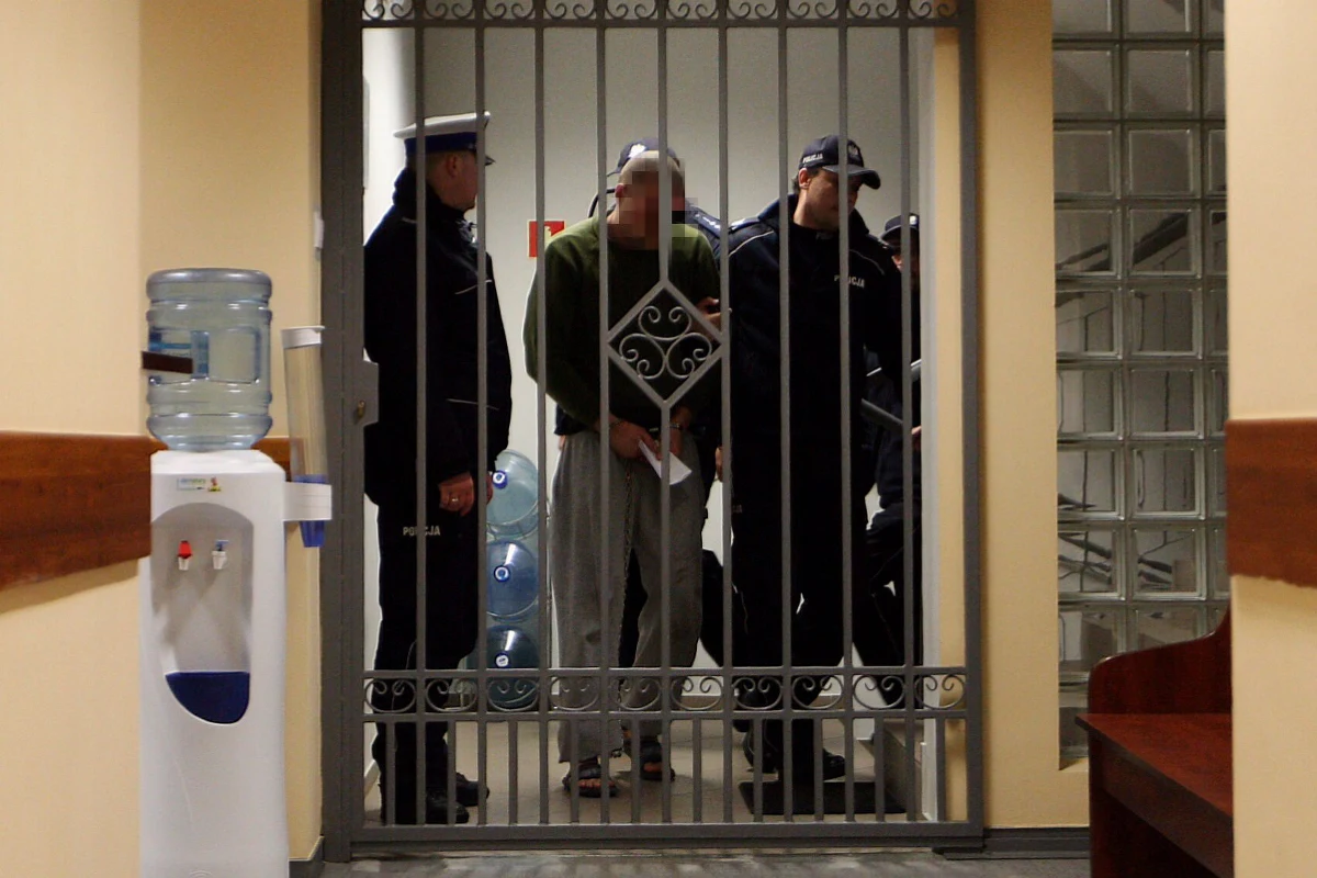 Trzy miesiące spędzi w areszcie Mateusz S., sprawca tragicznego wypadku w Kamieniu Pomorskim. Tamtejszy sąd przychylił się do wniosku prokuratury. W wypadku, do którego doszło w Nowy Rok, zginęło pięcioro dorosłych i dziecko, a dwoje dzieci zostało rannych. Kierowca bmw był pod wpływem alkoholu i narkotyków.