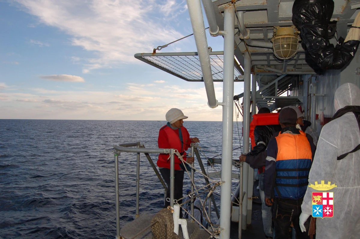 823 imigrantów, którzy płynęli na wyspę Lampedusa na pokładzie czterech małych statków i łodzi, zostało uratowanych przez włoską marynarkę wojenną. Nie jest jeszcze znana narodowość uciekinierów, wśród których są 23 kobiety i 46 dzieci. 