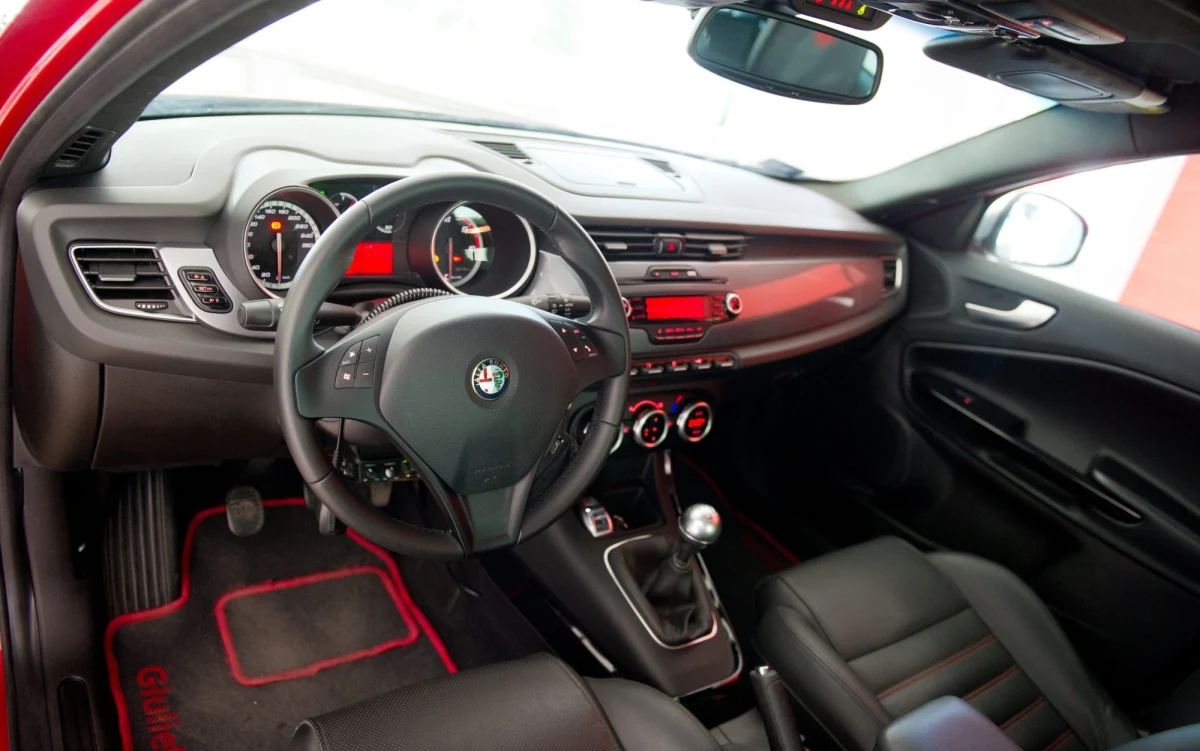 W 2013 roku w Polsce kupiono i zarejestrowano 289 912 nowych samochodów osobowych. To o 6,31 proc. więcej niż w 2012 roku - poinformował Instytut Samar w oparciu o dane Centralnej Ewidencji Pojazdów. 