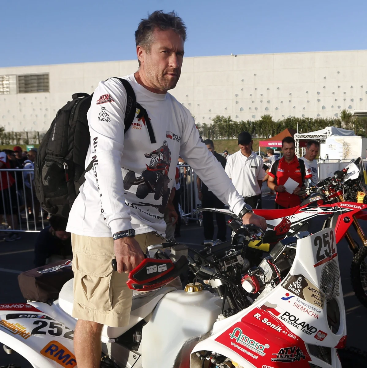 "Od początku będę się starał utrzymać w czołówce rajdu, nie tracić czasu na pierwszych odcinkach specjalnych po to, żeby móc przycisnąć na tych najdłuższych, czyli w środku rajdu" - taką taktykę przygotował na 36. Rajd Dakar najlepszy polski quadowiec Rafał Sonik. Podkreśla, że w ostatnich dniach przed imprezą bardzo ważny był sen. "Ostatnie dwie, trzy noce przed startem Rajdu Dakar koniecznie trzeba się wyspać, ponieważ później, w trakcie rajdu nie ma na to czasu. Śpimy po trzy, cztery godziny na dobę i głównym problemem właśnie jest brak snu" - przyznaje.