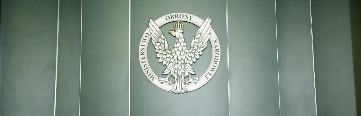 Podpułkownik Wojska Polskiego oddelegowany do MON został zatrzymany do śledztwa prowadzonego przez Wojskową Prokuraturę Okręgową – dowiedział się reporter RMF FM Roman Osica. Mężczyzna usłyszał zarzuty przekroczenia uprawnień i ujawnienia informacji służbowej.