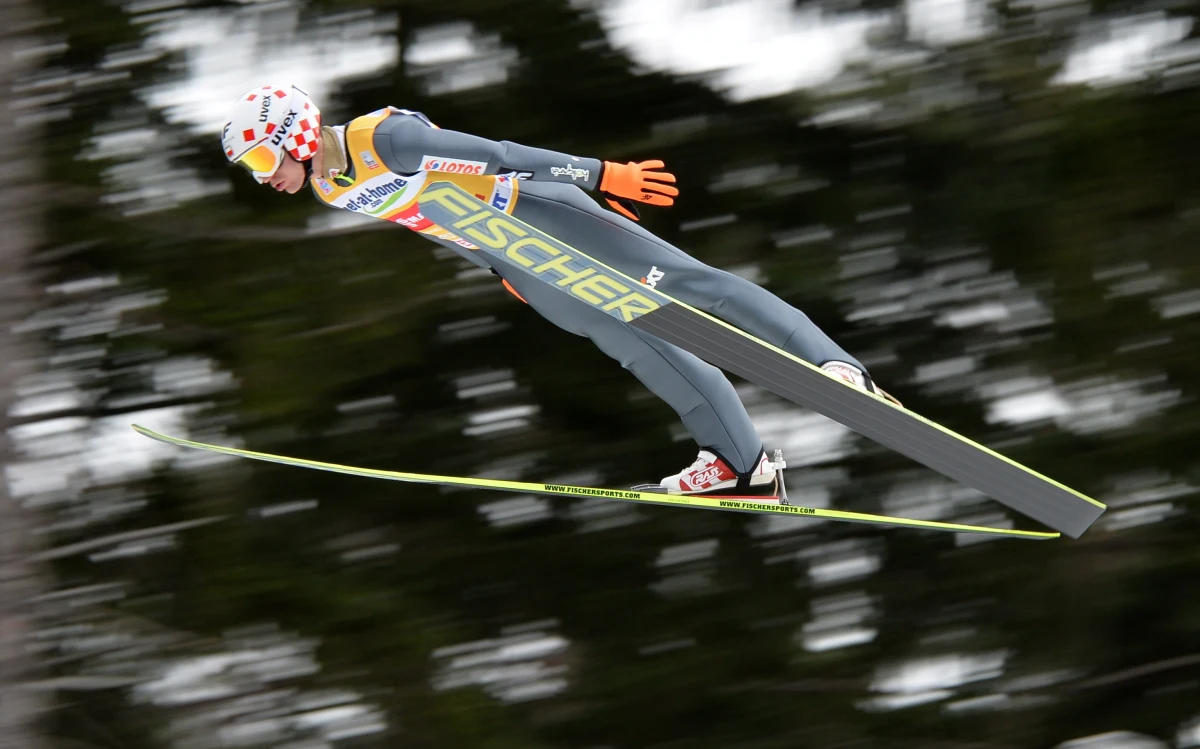 Kamil Stoch zajął trzecie miejsce w konkursie Turnieju Czterech Skoczni w austriackim Innsbrucku! Zwyciężył Fin Anssi Koivuranta, drugi był Szwajcar Simon Ammann. Z powodu silnego wiatru nie udało się dokończyć drugiej serii skoków.