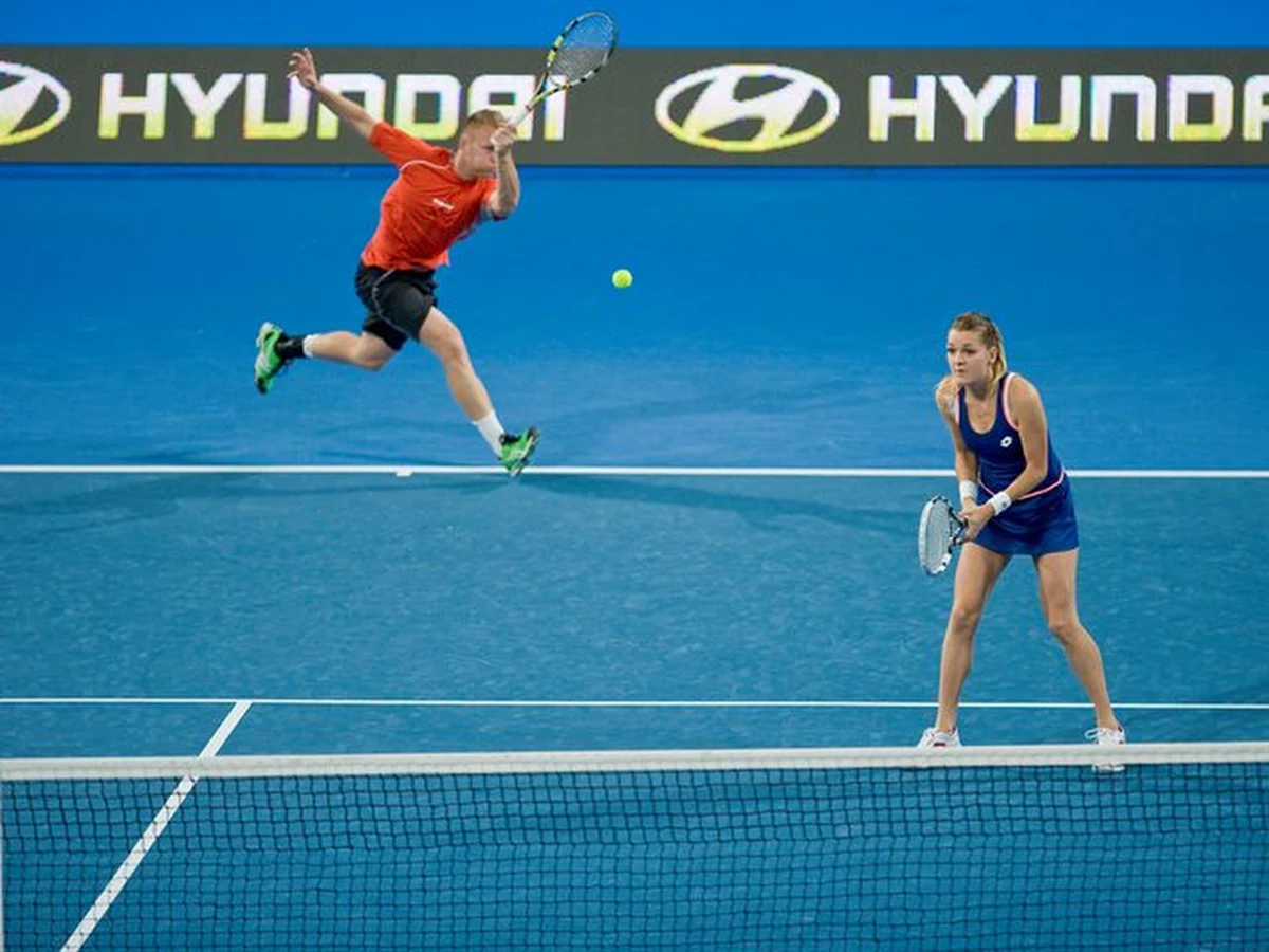 Polska przegrała w Perth z Francją 1:2 w finale tenisowego Pucharu Hopmana, nieoficjalnych mistrzostw świata drużyn mieszanych. W decydujacym meczu mikstów Agnieszka Radwańska i Grzegorz Panfil ulegli Alize Cornet i Jo-Wilfriedowi Tsondze 0:6, 2:6.