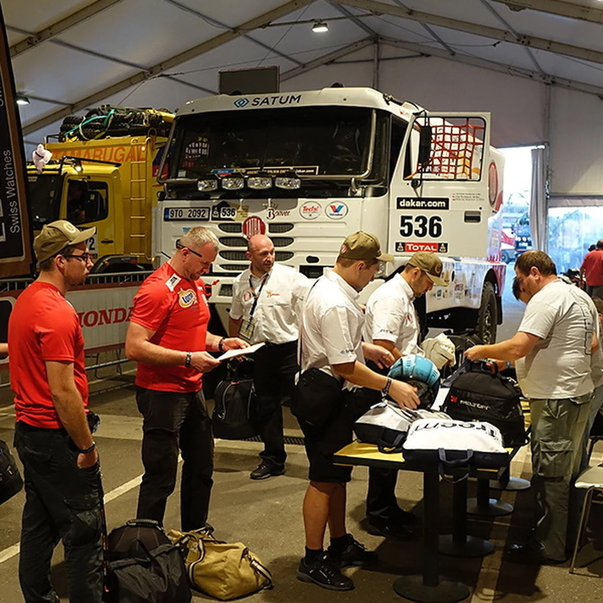 Jadący Kamazem Rosjanie Ajrat Mardiejew, Ajdar Bieliajew i Ajrat Israfiłow zostali zwycięzcami pierwszego etapu Rajdu Dakar z Rosario do San Luis w Argentynie. Polskie ciężarówki dotarły do mety na 51. i 60 pozycji. Ta druga miała na trasie nie lada problemy z powodu złego ustawienia silnika.