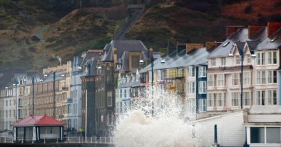 Alarm na atlantyckich wybrzeżach Wielkiej Brytanii i Francji z powodu gigantycznego sztormu. Władze kilku francuskich departamentów zakazują turystom i mieszkańcom spacerów po nadbrzeżnych deptakach. Uderzające w wybrzeże fale mogą sięgać wysokości trzeciego piętra.