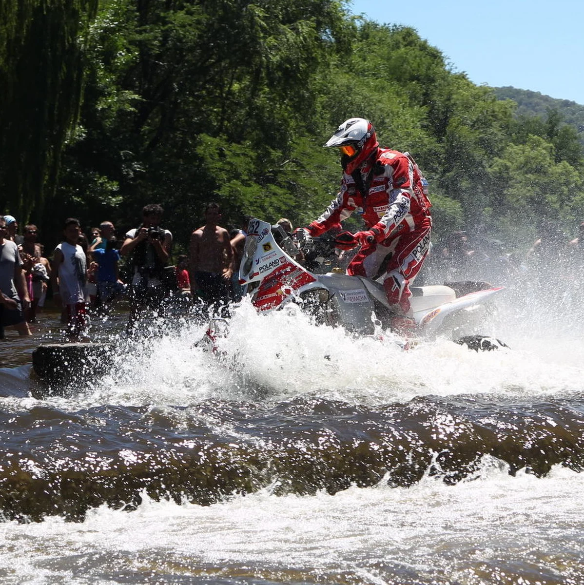 "Mógłbym jechać jeszcze trochę szybciej, ale zawsze pierwszego dnia zawodów - trochę z przesądów, bo zdarzyło mi się wypaść z Dakaru właśnie w pierwszym dniu - jadę ostrożniej. Teraz też tak było. Szczególnie, kiedy wyprzedzaliśmy motocyklistów, a było ich do wyprzedzenia kilkudziesięciu, trzeba było bardzo uważać, bo się kurzy, są ciasne zakręty, bardzo nieregularne, śliskie. Tak właśnie jechałem - uważnie i ostrożnie" - mówił Rafał Sonik po pierwszym etapie Rajdu Dakar. Polak dotarł do mety na 4. miejscu w stawce 40 quadowców. Podkreślał świetną atmosferę w Poland National Team: "Czuje się współpracę".