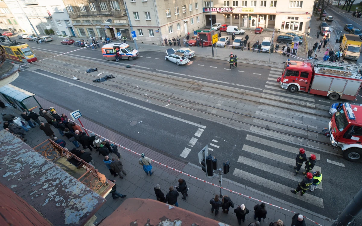 Pijany motorniczy wjechał na skrzyżowanie na czerwonym świetle - taka była przyczyna zderzenia tramwaju z autem na ul. Piotrkowskiej w Łodzi. Zginęły dwie osoby, a kolejne dwie zostały ranne. Pierwsze badanie wykazało, że 34-latek miał 1,2 promila alkoholu w wydychanym powietrzu. Po wypadku zatrzymał tramwaj dopiero po kilkuset metrach - tylko dlatego, że zmusili go do tego pasażerowie.