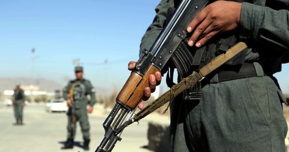 Dziesięcioletnia dziewczynka oddała się w ręce żołnierzy w miejscowości Chanszin w prowincji Helmand na południu Afganistanu i wyznała, że jej dorosły brat, talibski dowódca, namówił ją do zamachu samobójczego na wojskowy punkt kontrolny.
