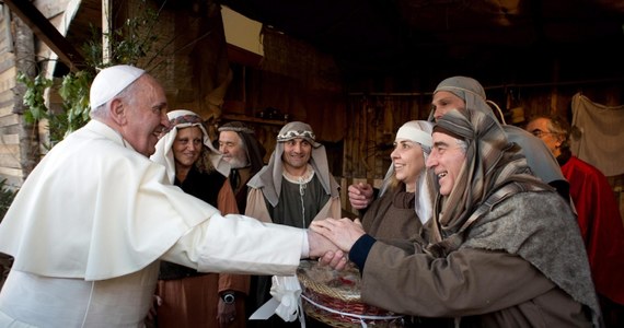 Papież Franciszek odwiedził jedną z parafii w Rzymie, gdzie oglądał żywą szopkę. Spotkał się z wiernymi, a do proboszcza powiedział: "Jesteś szalony, ale to szaleństwo podoba się Bogu".