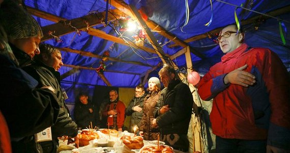 Kilka tysięcy osób zebrało się w poniedziałek na wieczerzy Wigilii Bożego Narodzenia w miasteczku namiotowym na Majdanie Niepodległości w Kijowie, gdzie od listopada trwają protesty przeciwko władzom, które odmówiły podpisania umowy stowarzyszeniowej z UE.