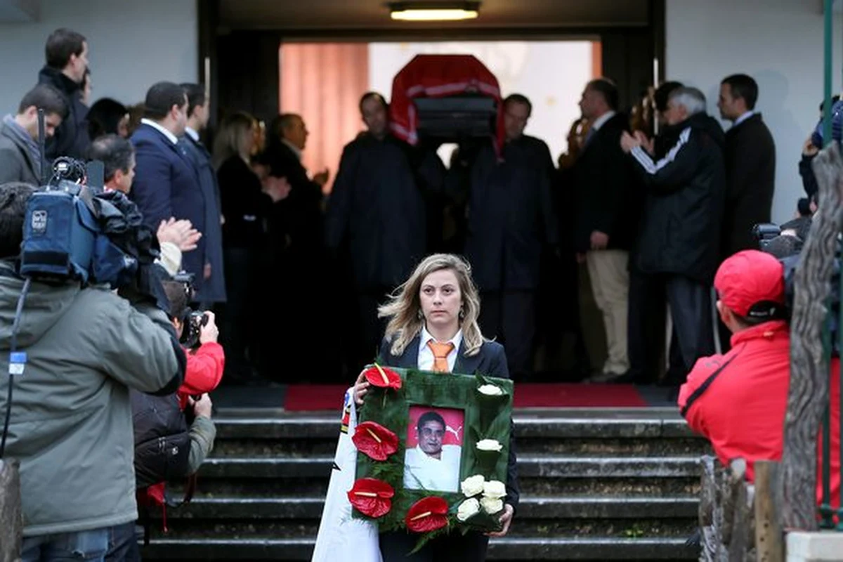 W poniedziałkowy wieczór na lizbońskim cmentarzu Lumiar pochowany został Eusebio da Silva Ferreira. Legendę piłki nożnej pożegnały w strugach padającego deszczu tysiące Portugalczyków.
