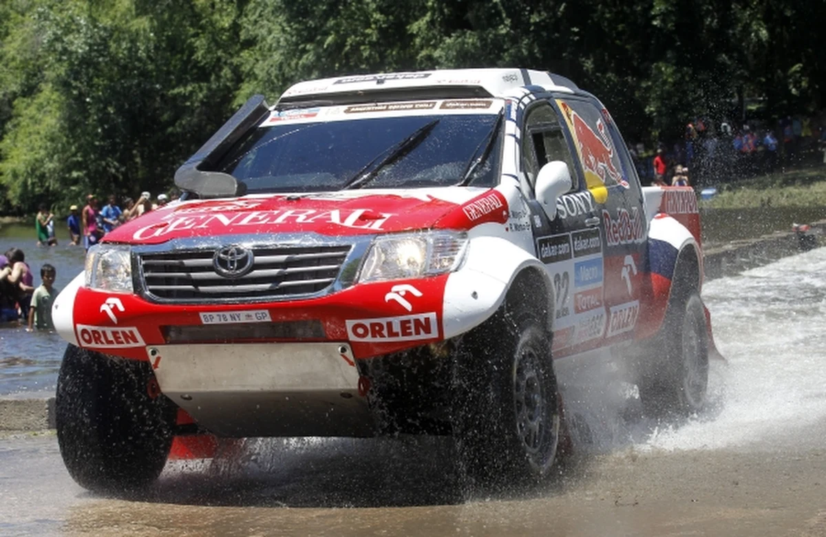 Rewelacyjnie przejechali Toyotą 2. etap Rajdu Dakar byli motocykliści Marek Dąbrowski i Jacek Czachor zajmując 11. miejsce. Krzysztof Hołowczyc błądził na pustyni, Adam Małysz dachował, Rafał Sonik 190 km pokonał na kapciu, a Jarosław Kazberuk nie wystartował. 